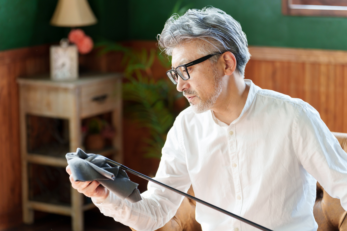 Golfer cleaning Titleist irons with dual-sided GolfERASERS club cleaner on course